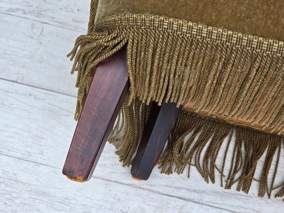 Image 1 of Poltrona danese con schienale alto, anni '70, rivestimento in velluto verde chiaro.