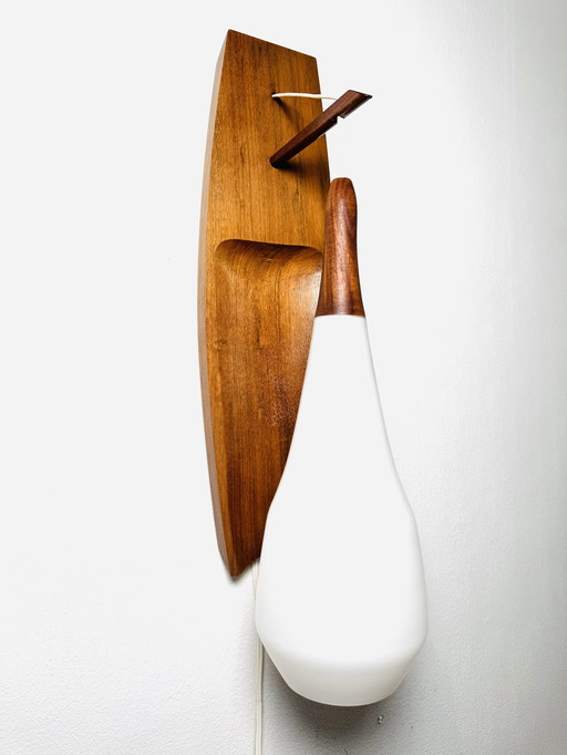 APPLIQUE FLOTTANTE EN BOIS ET VERRE OPAL MAT PAR LUXUS, SUÈDE, années 1960