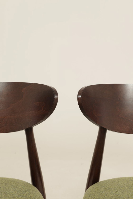 Image 1 of Set moderno di 6 sedie da pranzo, in tessuto verde avocado e legno di faggio noce scuro.