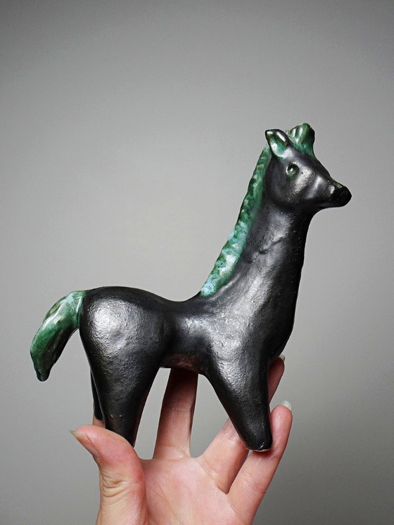 Image 1 of Vintage gestileerd paard van zwart en groen geglazuurde klei, handgemaakt.