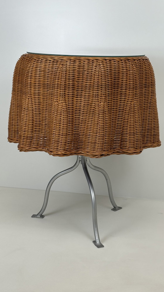 Image 1 of Table d'appoint en rotin avec nappe et draperie fantôme en osier