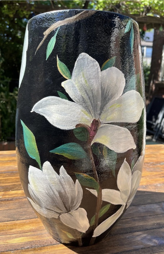 Image 1 of Handbemalte Vase 'Magpies'.