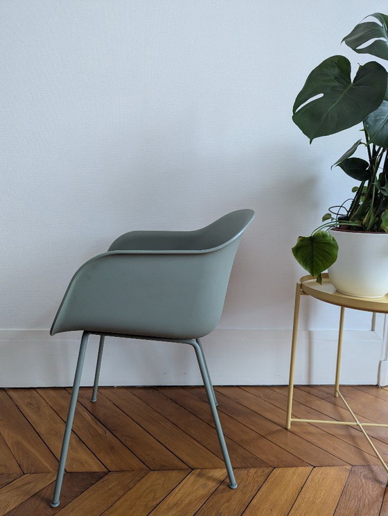 Sedia in fibra con braccioli, verde polvere-verde – Muuto, Sedie da pranzo, Metal, Plastic (photo 5 of 5)
