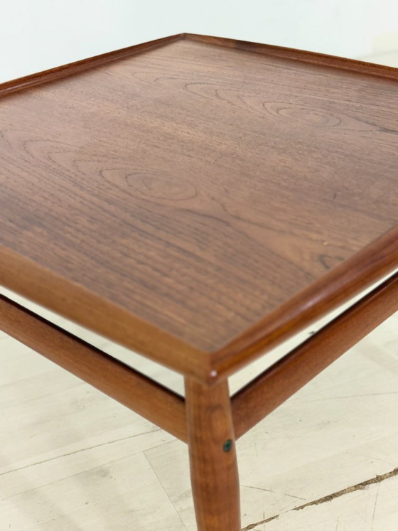 Table d'appoint danoise design milieu du siècle / Table basse en teck / Table d'appoint années 1960 / Table (photo 5 of 10)