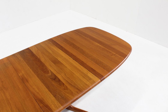 Image 1 of Table de salle à manger ovale extensible vintage danoise en teck massif