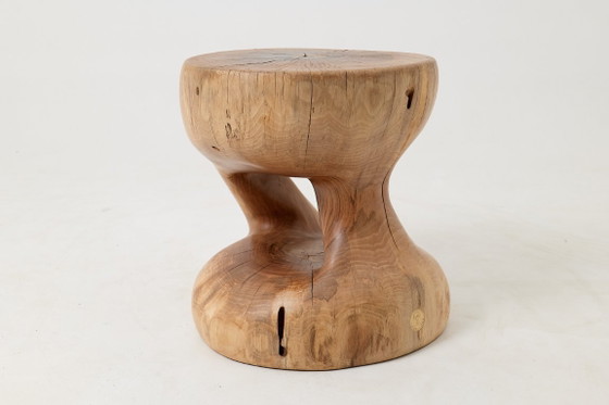 Image 1 of Tabouret/table d'appoint sculpturale, noyer sculpté, pièce unique, Logniture