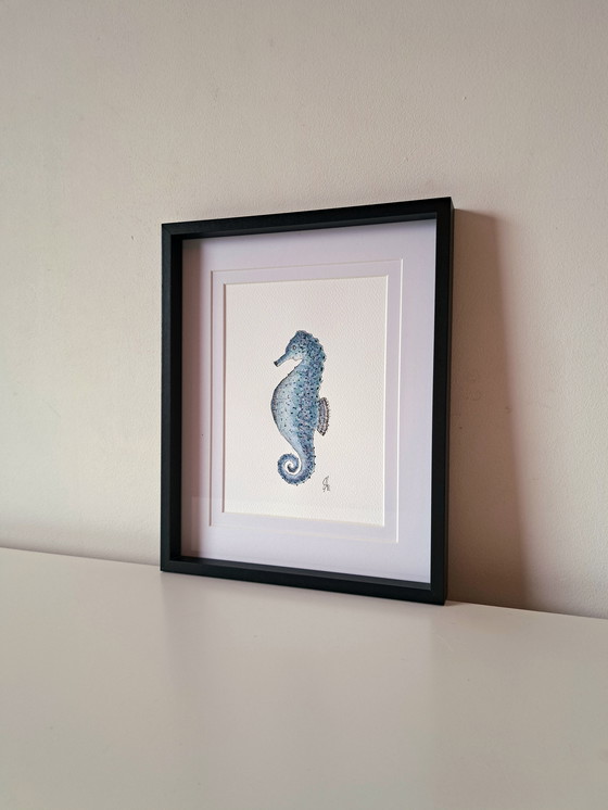 Image 1 of Acquerello originale raffigurante un cavalluccio marino, con cornice nera.