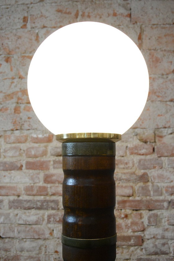 Gerestaureerde art-deco vloerlamp, walnoothout, messing, melkopaalglas, Tsjechisch, jaren 1930 – Vloerlampen (photo 4 of 11)