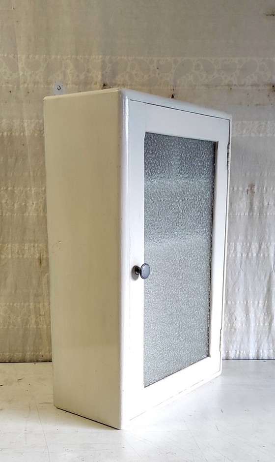 Image 1 of Badezimmerschrank aus Massivholz und Glas – Mitte des 20. Jahrhunderts