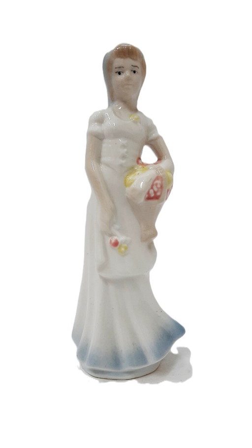 Figurine vintage en porcelaine représentant une femme élégante avec un panier de fleurs