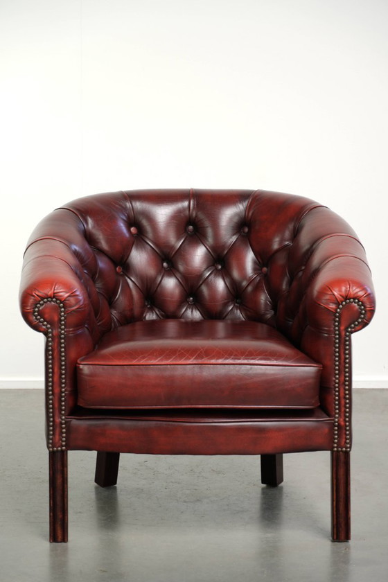 Schöner dezenter Chesterfield Sessel aus Rindsleder in einer begehrten und zeitlosen roten Farbe – Leather (photo 2 of 13)