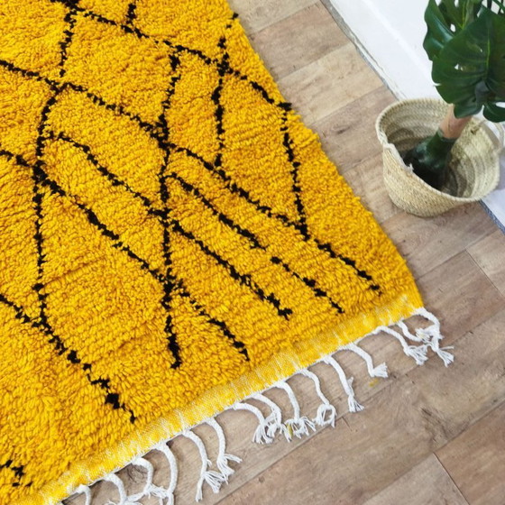 Image 1 of Alfombra bereber color amarillo mostaza – Alfombra marroquí hecha a mano con estampado de cuadros negros (286 × 200 cm)