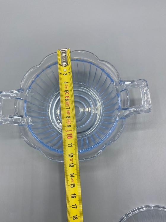 Lavendelblauwe snoepdoos van geperst glas met twee handvatten – Stralend geribbeld ontwerp – Glazen & Karaffen (photo 4 of 5)