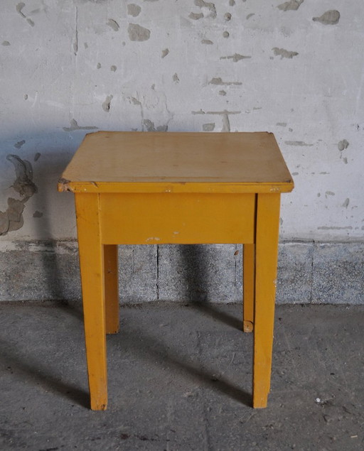 Taburete pintado de ocre, años 40
