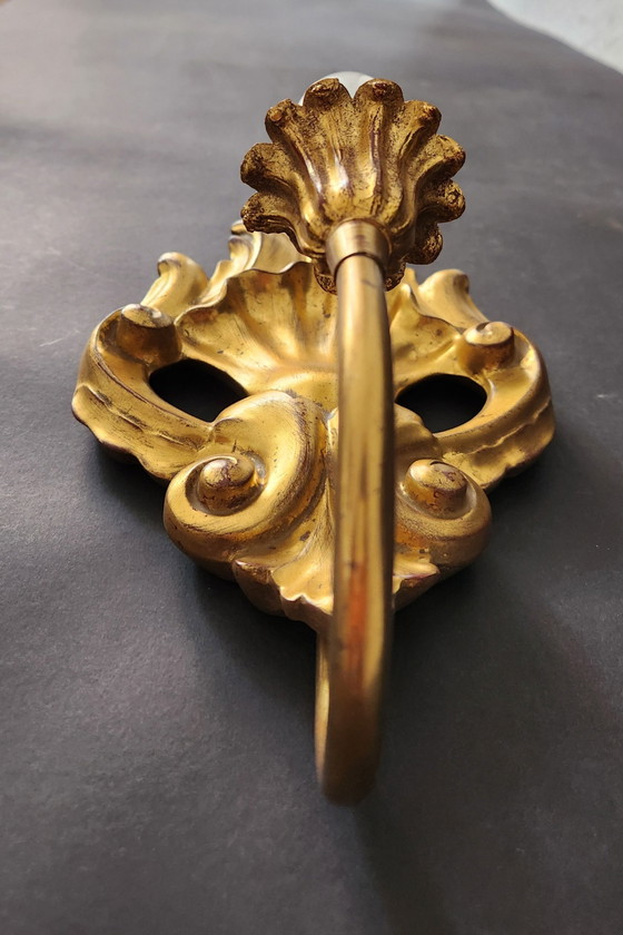 2 Louis XVI Neo-Classical Rocaille Wall Lamps with Gilded Carved Wood Appliqués, Handgeschnitzt, Frankreich (photo 5 of 15)