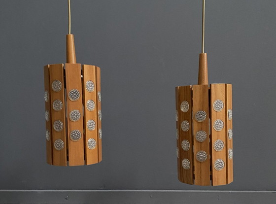 Image 1 of Set van 2 houten hanglampen uit de jaren 70 met plastic ogen
