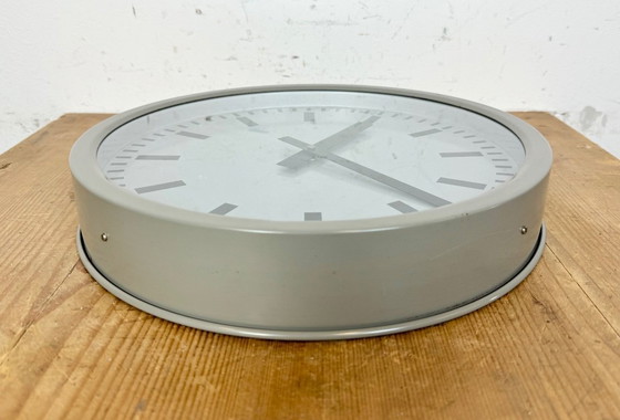 Image 1 of Grijze industriële stationswandklok van Nedklok, 1960