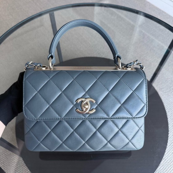 Image 1 of Borsa Chanel Trendy CC piccola - Pelle di agnello trapuntata, colore blu nebbia, con finiture dorate, serie 26