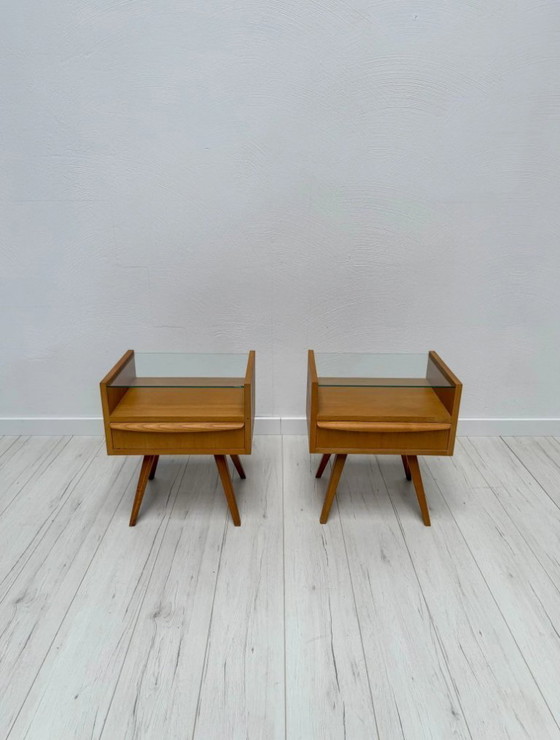 Image 1 of Coppia di comodini vintage di metà secolo in noce con ripiani in vetro, anni '60