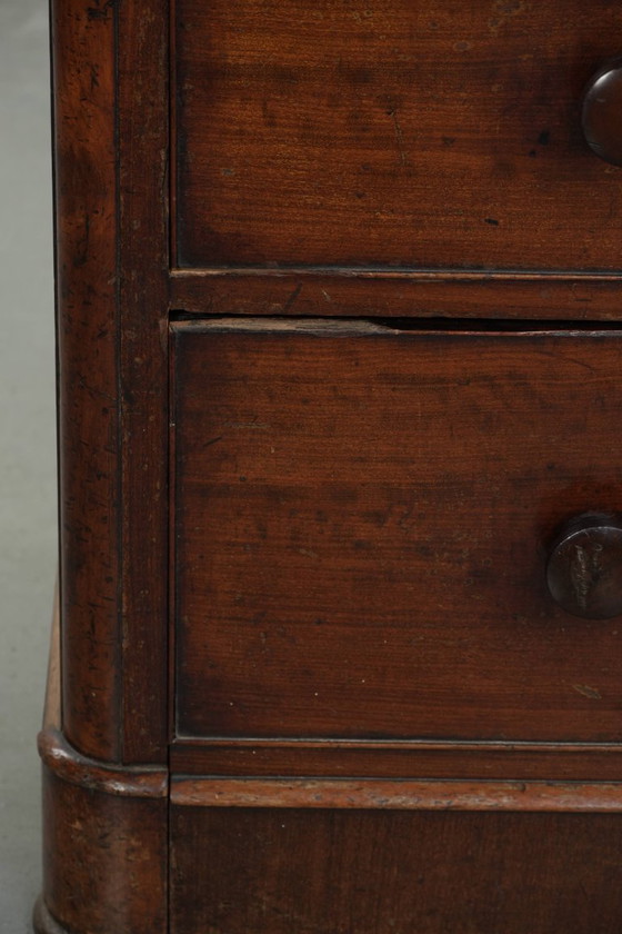 Image 1 of Statige antieke mahoniehouten Engelse ladekast uit de 19e eeuw met 5 lades en mooie warme donkere kleuren