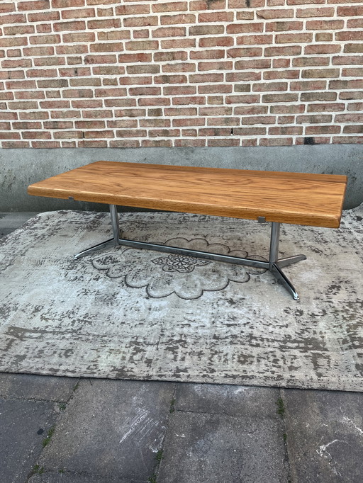 Table basse vintage Mid Century avec plateau en chêne massif et base chromée