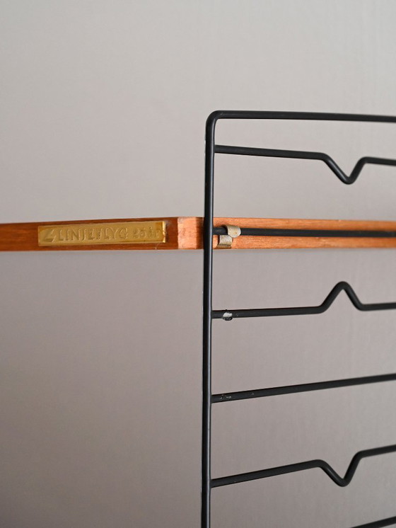 Image 1 of Estantería de pared escandinava Hylla de teca con etiqueta de latón