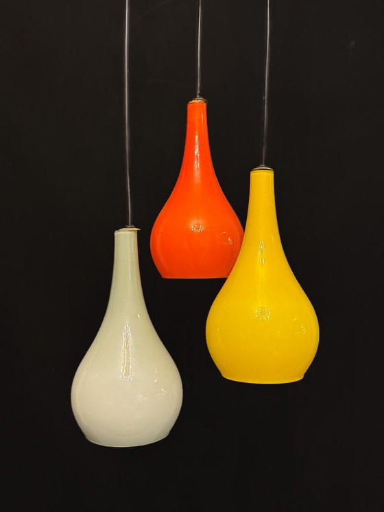 Image 1 of Lampada a sospensione di metà secolo con paralumi in vetro Vistosi di Stilux Milano. Italia, anni '60.