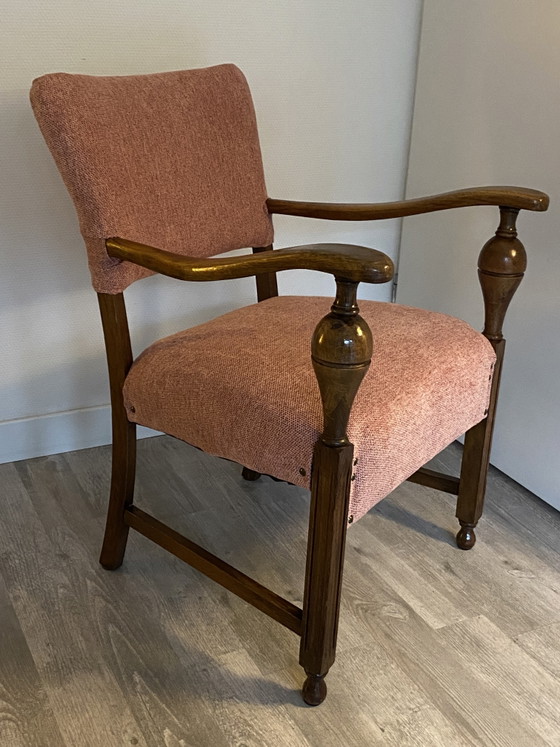 Image 1 of Magnifique fauteuil vintage avec une structure en bois robuste et des accoudoirs élégants.