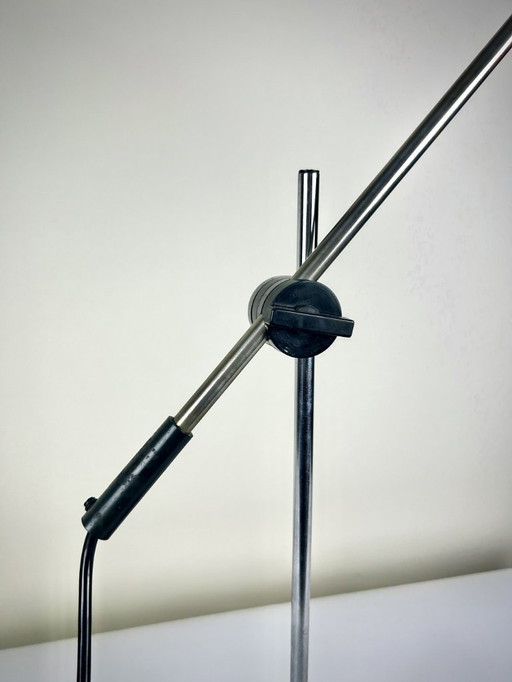 Gelenkige Schreibtischlampe in Rot und Chrom - industrieller Stil