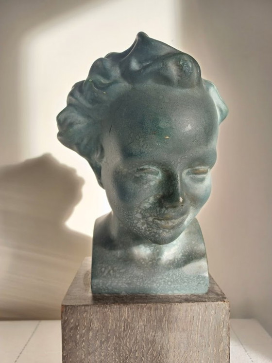 Image 1 of Busto de yeso de un niño - entreguerras/1950 - pátina verde - base de madera