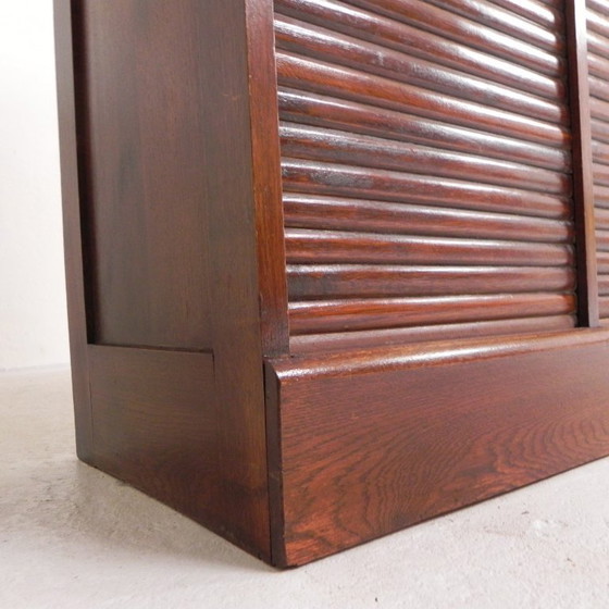 Image 1 of Armadio in rovere con serranda avvolgibile a 2 ante, alto 150 cm, anni '30.