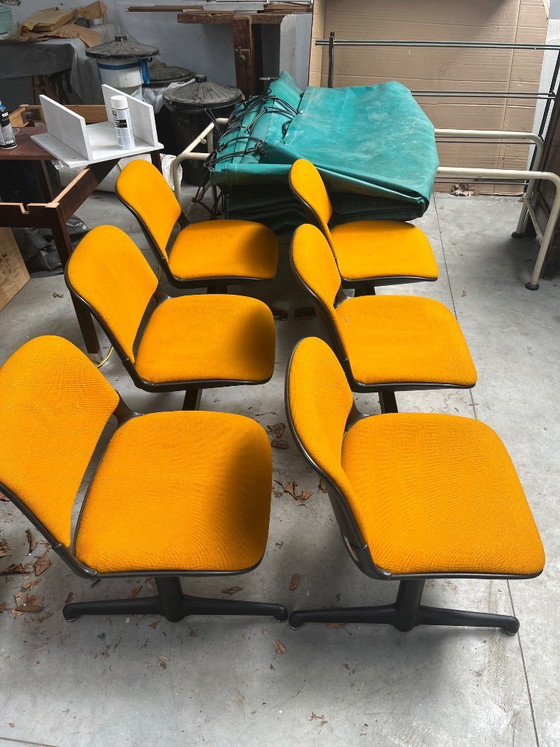 Image 1 of Oranje vintage wachtzitbank - 2 x 3 zit