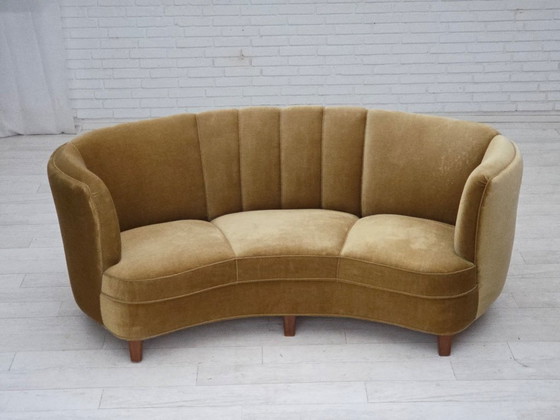 Image 1 of Deense "Banana" driezitsbank uit de jaren 60, origineel olijfgroen meubelvelours.