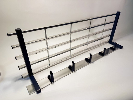 Wandkapstok in futuristische stijl, verchroomd en zwart gelakt, 1970 – wanddecoratie, Aluminium (photo 2 of 7)