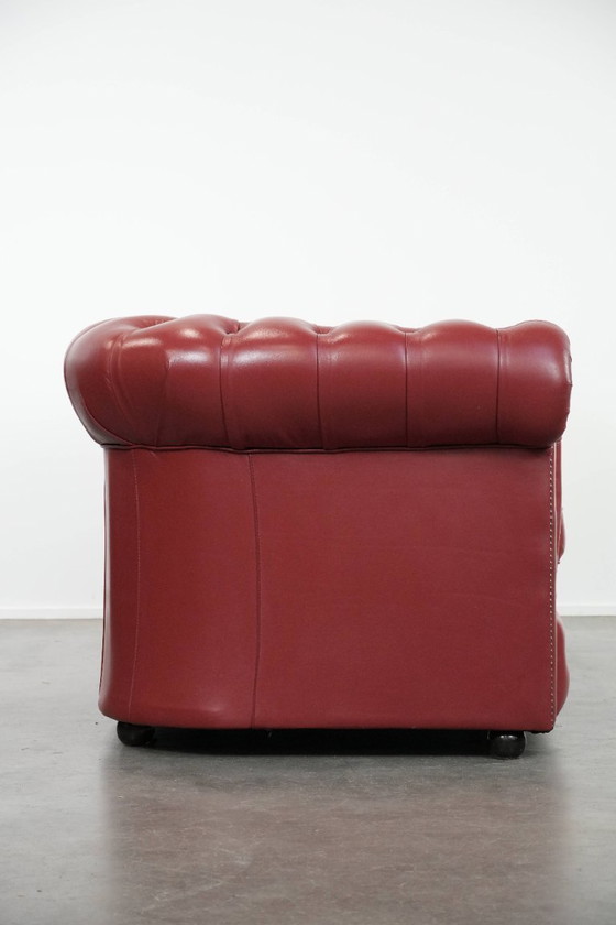 Image 1 of Divano Chesterfield inglese in pelle di mucca da 2,5 posti in uno splendido colore rosso