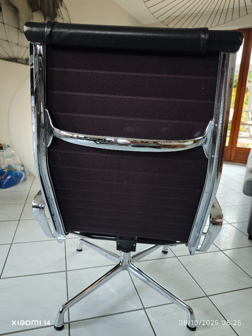 Sedia da ufficio Vitra EA124 di Charles e Ray Eames.