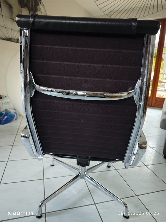 Image 1 of Sedia da ufficio Vitra EA124 di Charles e Ray Eames.