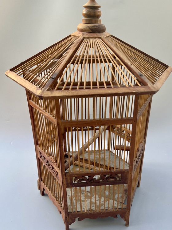 Image 1 of Dekorativer handgefertigter Vogelkäfig mit Holzvogel – Asien, ca. 1950er–1960er Jahre