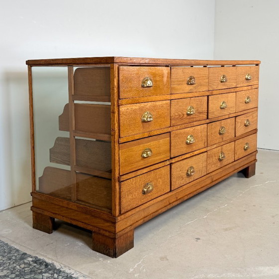 Solid Oak Shop Counter with 16 Drawers & Glass – c. 1940 – Display cabinets, Wood (photo 4 of 15)