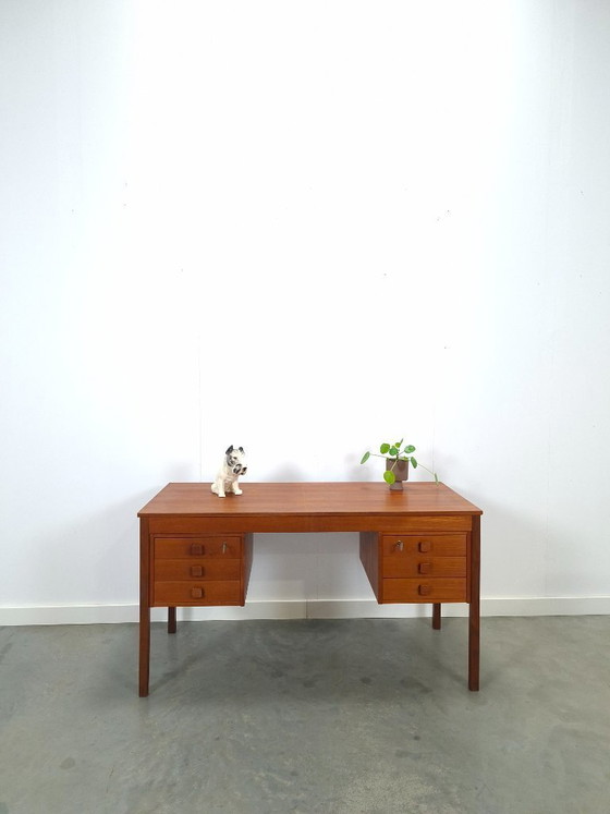 Image 1 of Teak vrijstaand bureau met lade uit Denemarken