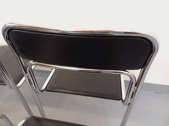 Image 1 of Suite de 6 chaises italiennes empilables vintage en métal chromé et skai noir des années 70 80