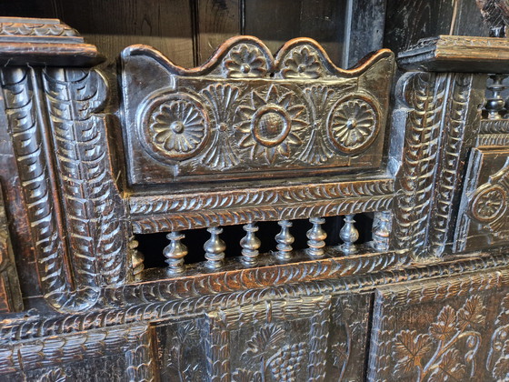 Image 1 of Ancienne armoire buffet gothique sculpture
