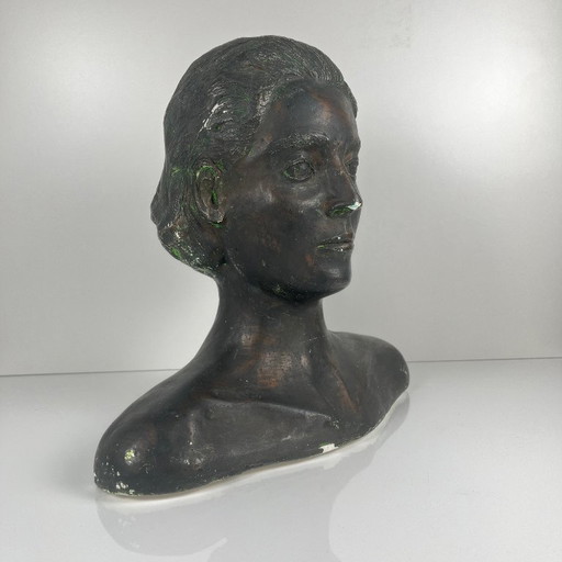 Neoclassicistische gipsen buste van een vrouw, vervaardigd door M. Mongey, 20e eeuw.