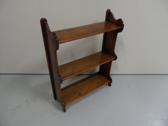 Image 1 of Antiek notenhouten hangrek