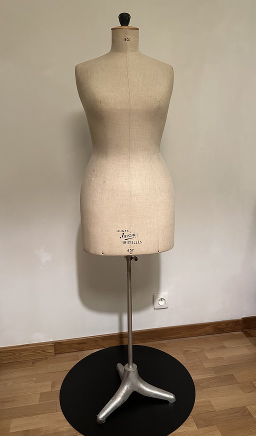 Vintage Juvenia paspop – maat 42 – linnen bekleding – metalen voet – Belgisch design
