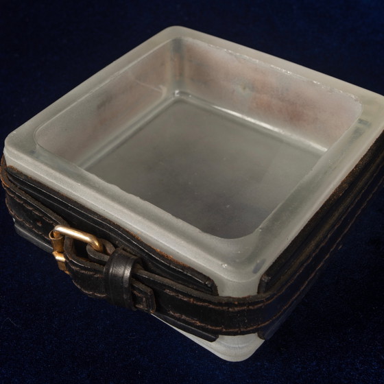 Jacques Adnet Handgestikte Lederen Asbak, Frankrijk 1950 – Tafelaccessoires, Leather, Metal (photo 16 of 18)