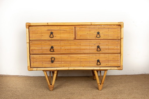 Vintage rotan ladekast met smeedijzeren handgrepen die opent op 4 laden 1960.