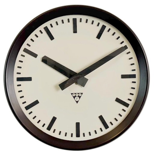 Industrielle Bakelit Fabrik Wanduhr von Pragotron, 1960er Jahre