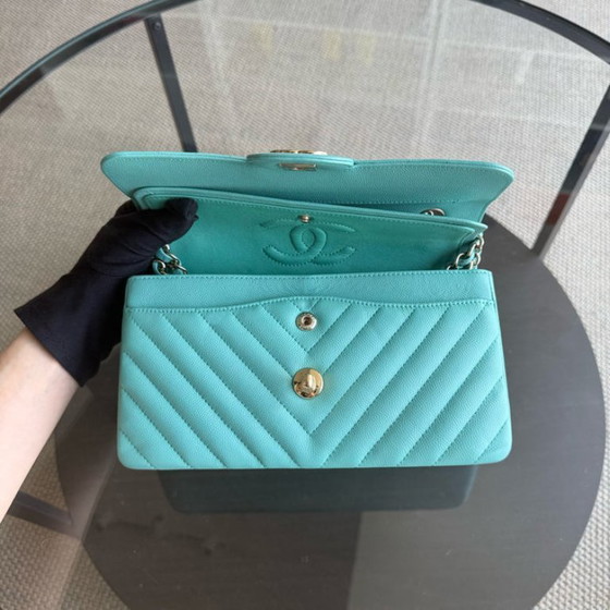 Image 1 of Sac Chanel Classic Flap petit modèle - Caviar 23 cm Chevron Bleu clair Bleu Tiffiny Fermoir doré Série 27