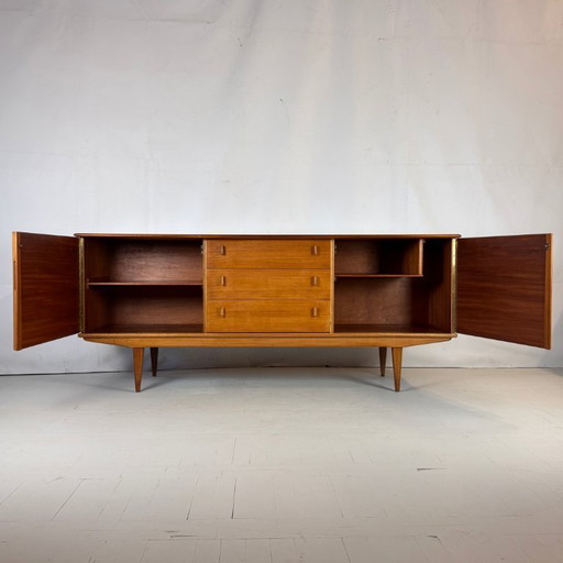 Harrow Französisches Nussbaum-Sideboard von Alfred Cox, 1950er Jahre